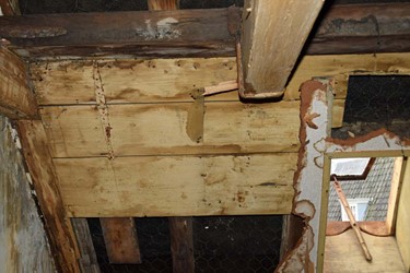 <p>In het dakbeschot van de kap van het voorhuis zijn meerdere luiken opgenomen. </p>
